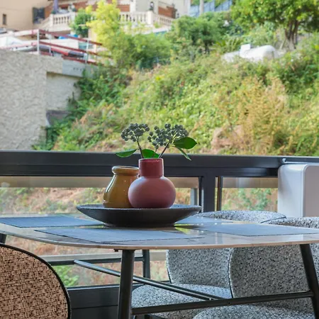 Modern Seaside Escape With Parking Bord De