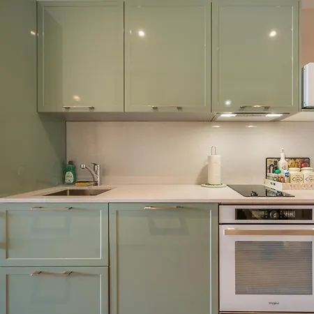 Modern Seaside Escape With Parking Bord De Διαμέρισμα