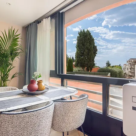 Modern Seaside Escape With Parking Bord De Διαμέρισμα *