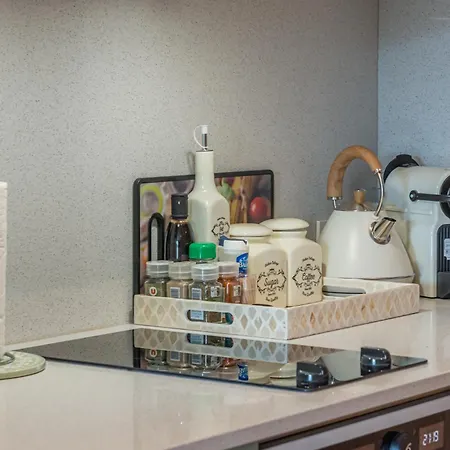 Modern Seaside Escape With Parking Bord De