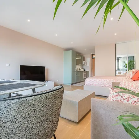 Modern Seaside Escape With Parking Bord De *