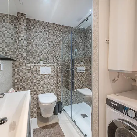 Modern Seaside Escape With Parking Bord De