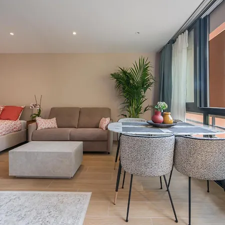 Modern Seaside Escape With Parking Bord De *