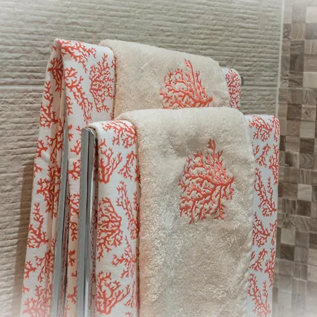 Modern Seaside Escape With Parking Bord De