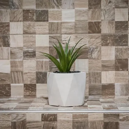 Modern Seaside Escape With Parking Bord De