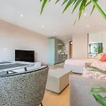 Modern Seaside Escape With Parking Bord De *