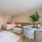 公寓 Modern Seaside Escape With Parking Bord De *