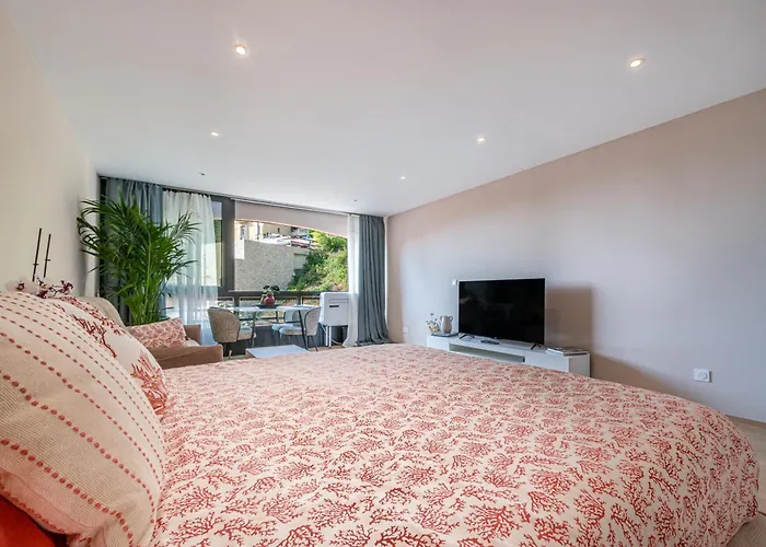 شقة Modern Seaside Escape With Parking Bord De *