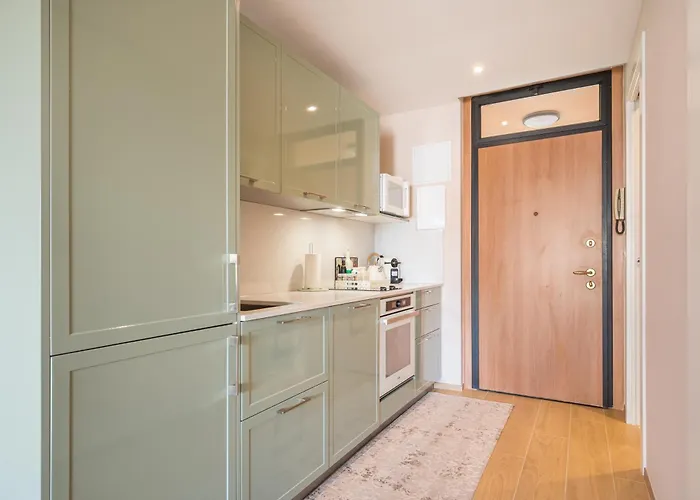 Modern Seaside Escape With Parking Bord De شقة إز