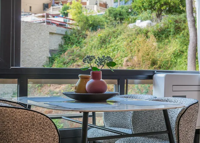 Modern Seaside Escape With Parking Bord De