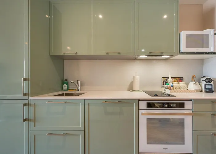 Modern Seaside Escape With Parking Bord De شقة
