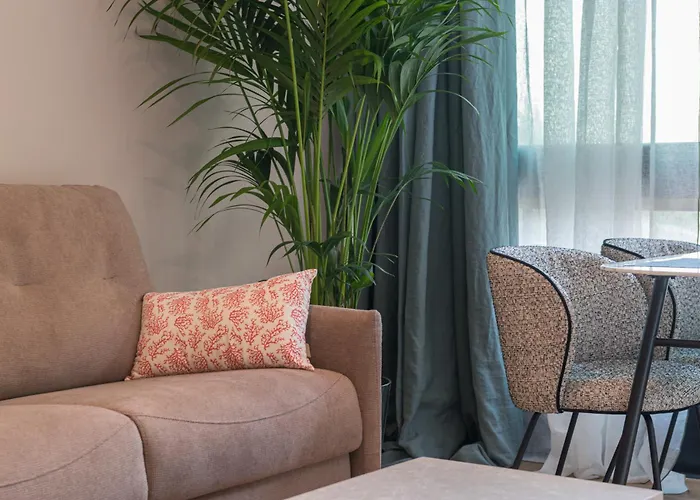 شقة Modern Seaside Escape With Parking Bord De إز