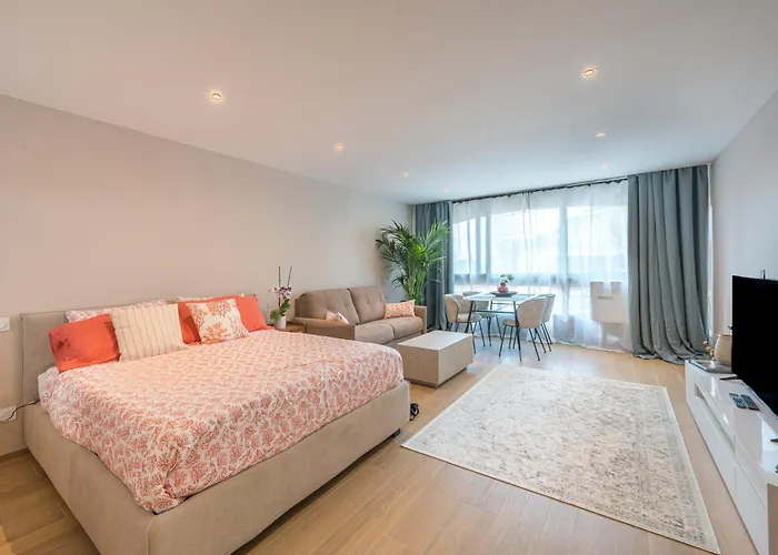 Modern Seaside Escape With Parking Bord De إز
