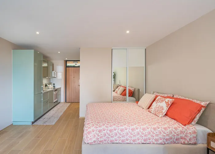 شقة Modern Seaside Escape With Parking Bord De إز