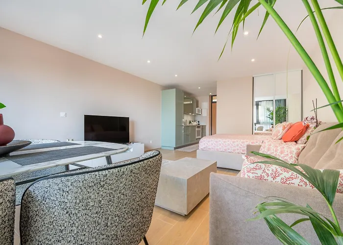 Modern Seaside Escape With Parking Bord De *