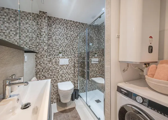 Modern Seaside Escape With Parking Bord De