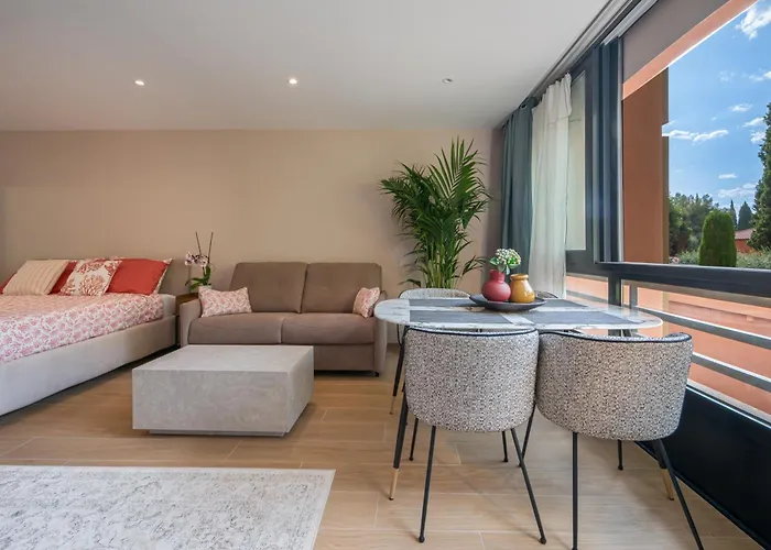 Modern Seaside Escape With Parking Bord De *