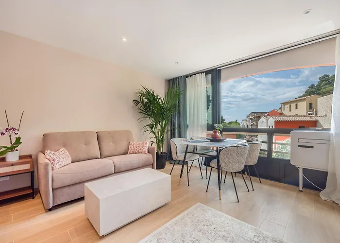 Modern Seaside Escape With Parking Bord De إز