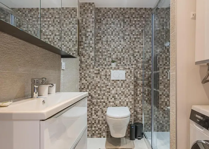 شقة Modern Seaside Escape With Parking Bord De