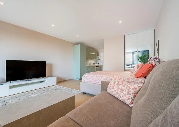 شقة Modern Seaside Escape With Parking Bord De إز